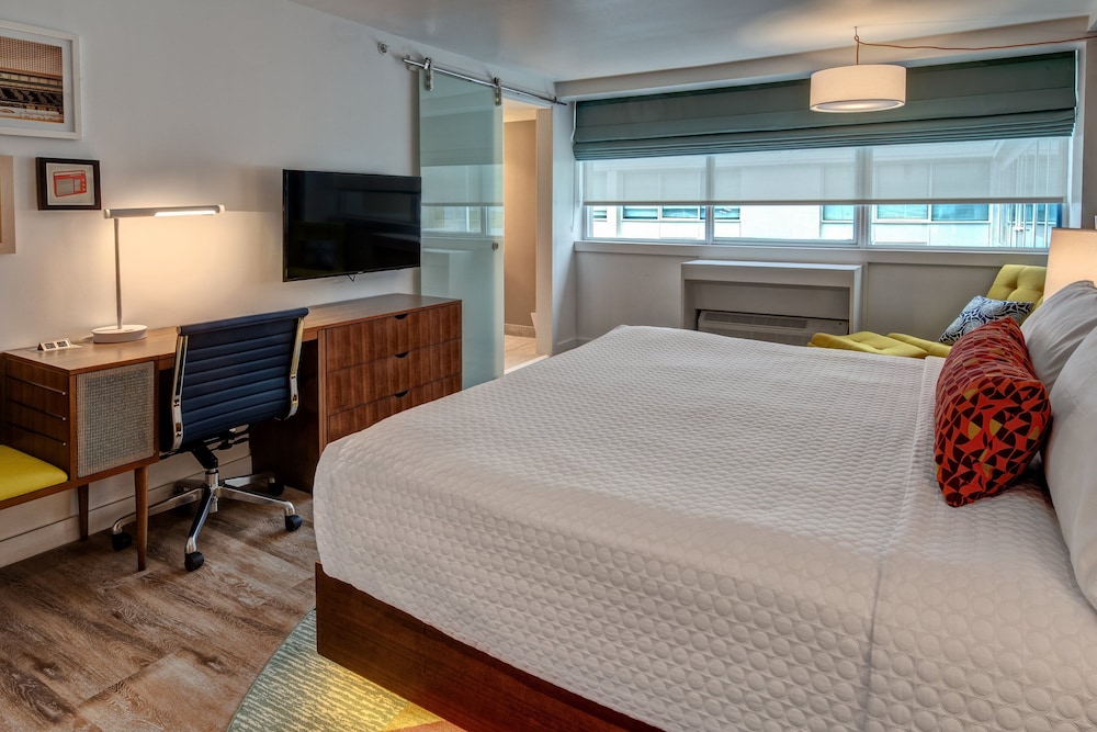 Premium Room, 1 King Bed (Minifridge) photo 2