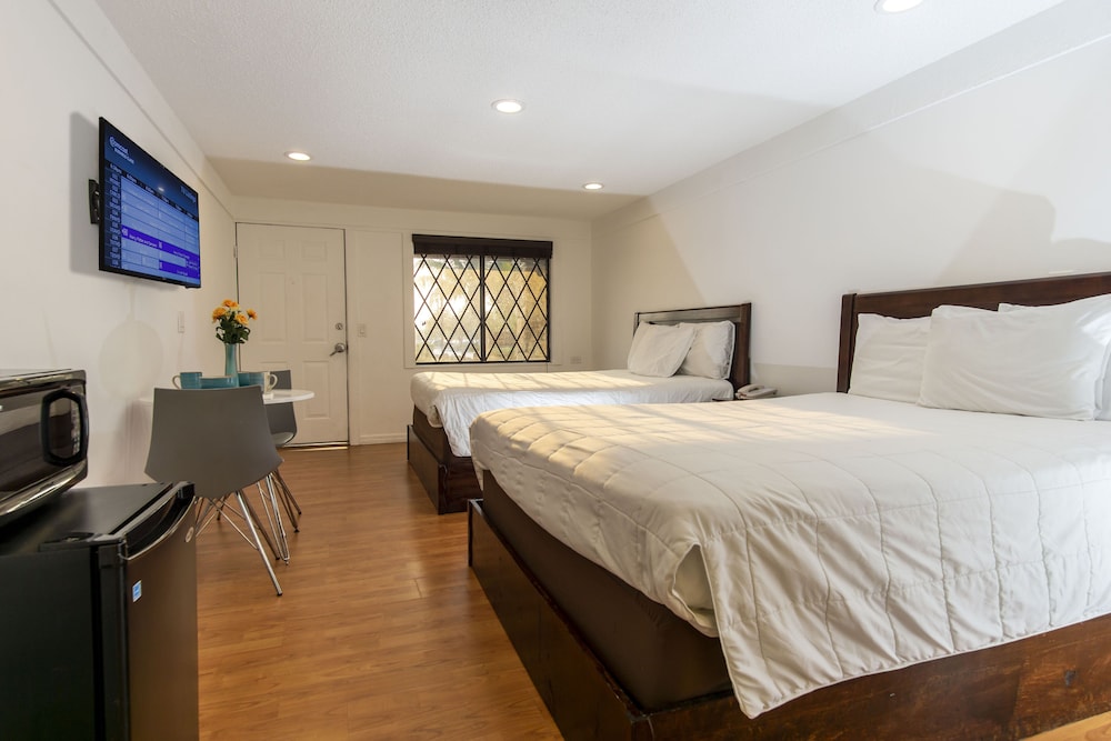 Standard Room, 2 Queen Beds, City View - Photo 2