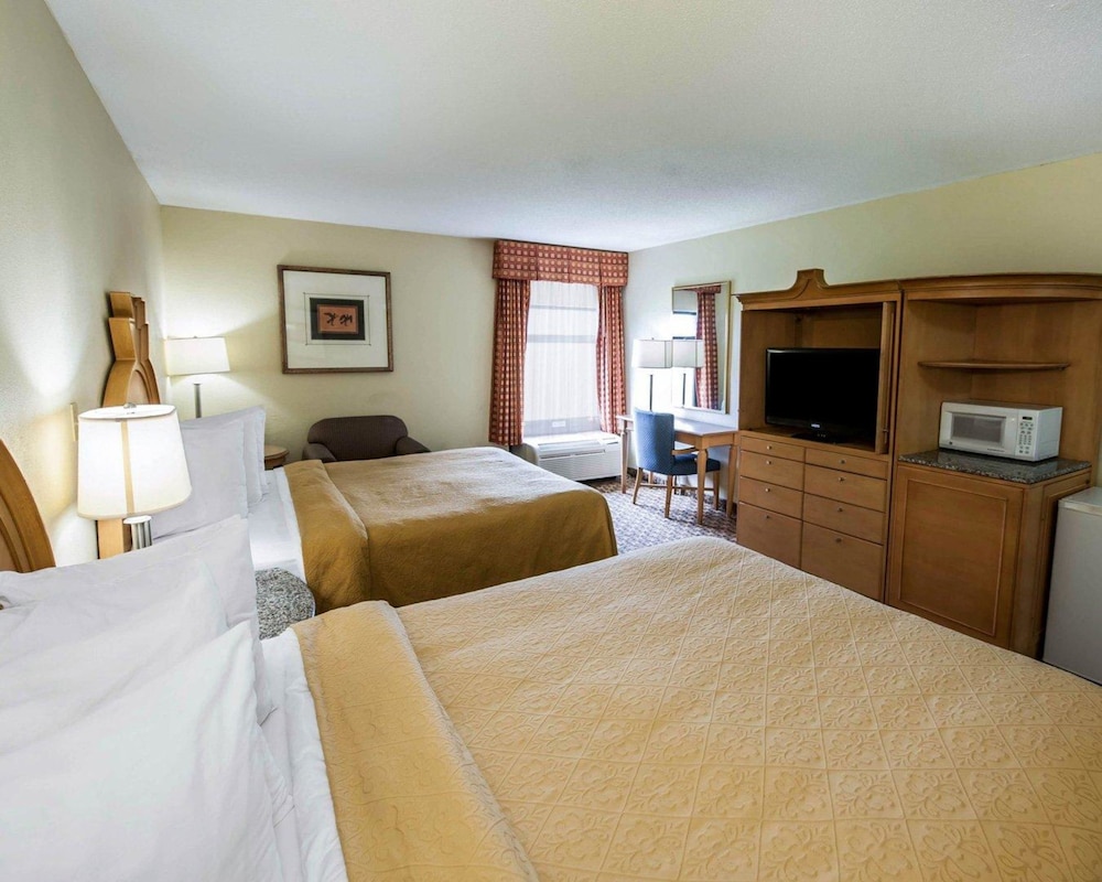 Standard Room, 2 Queen Beds - Photo 1