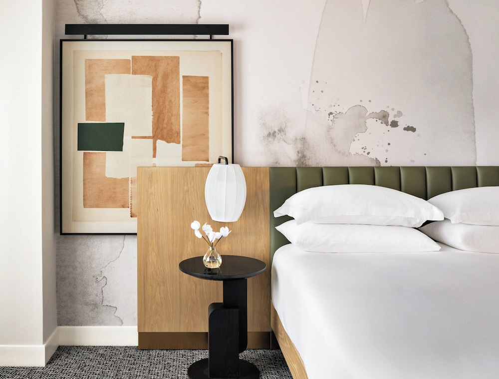 Room, 1 King Bed, Accessible Bathtub (Mobility, Essential) thumbnail 5