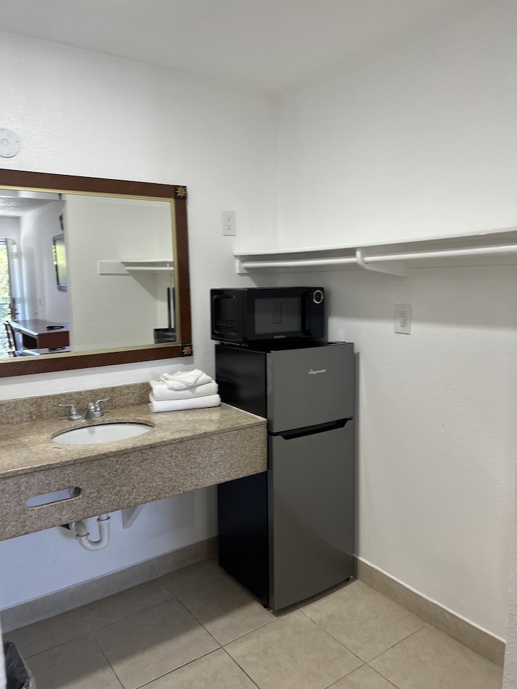 Standard Room, Non Smoking, Refrigerator & Microwave photo 3