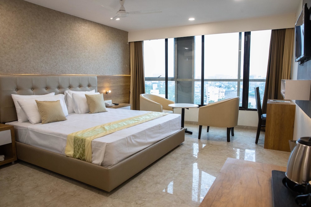 Royal Room - Photo 1