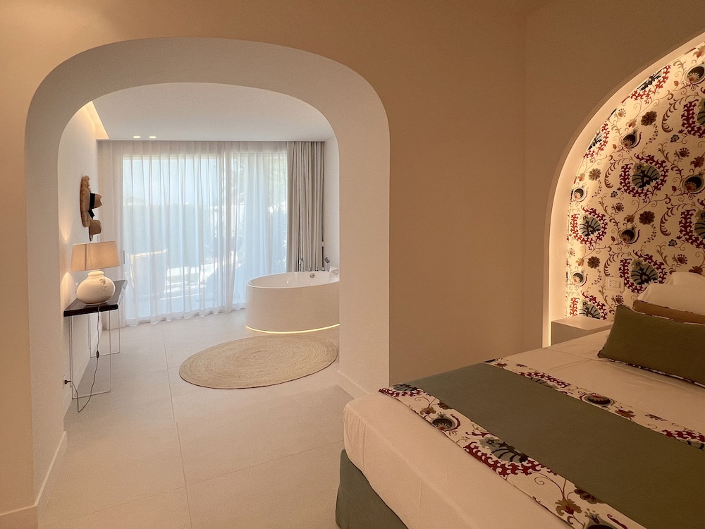 Superior Suite, 1 King Bed, Non Smoking - Photo 11