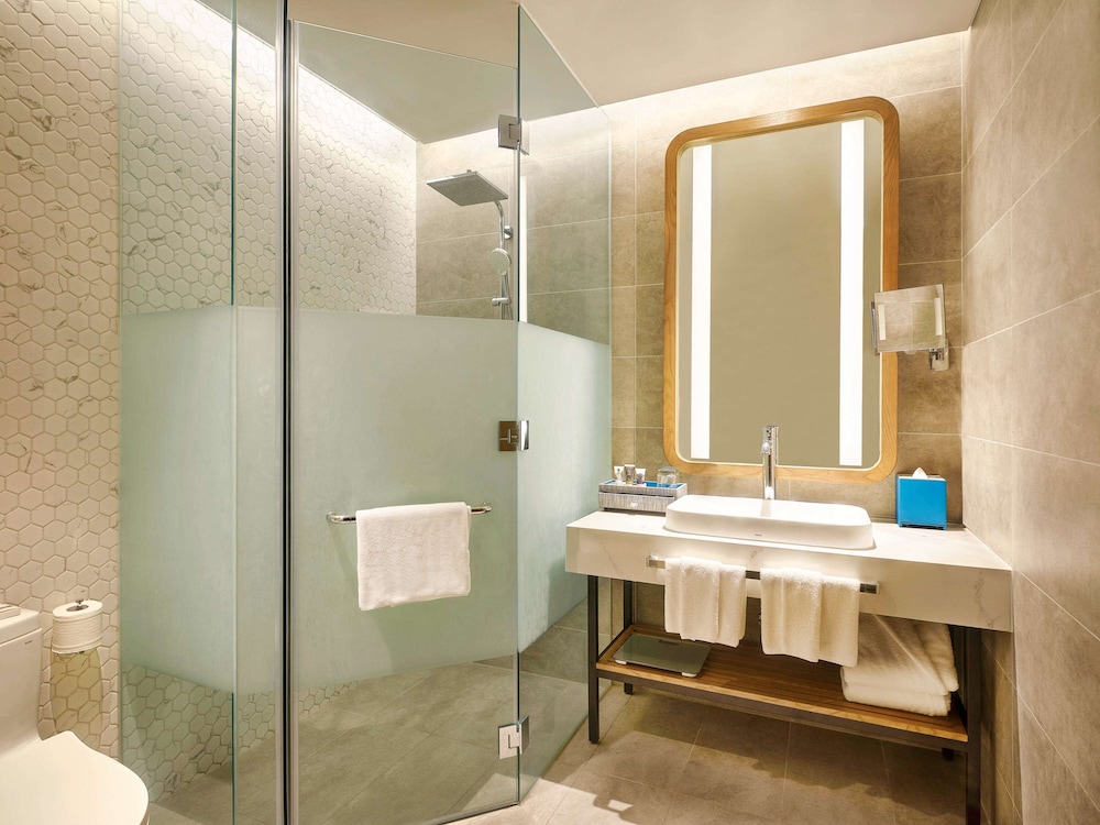 Superior room, Hillside (Across street to access hotel facilities) - 1 King bed photo 3