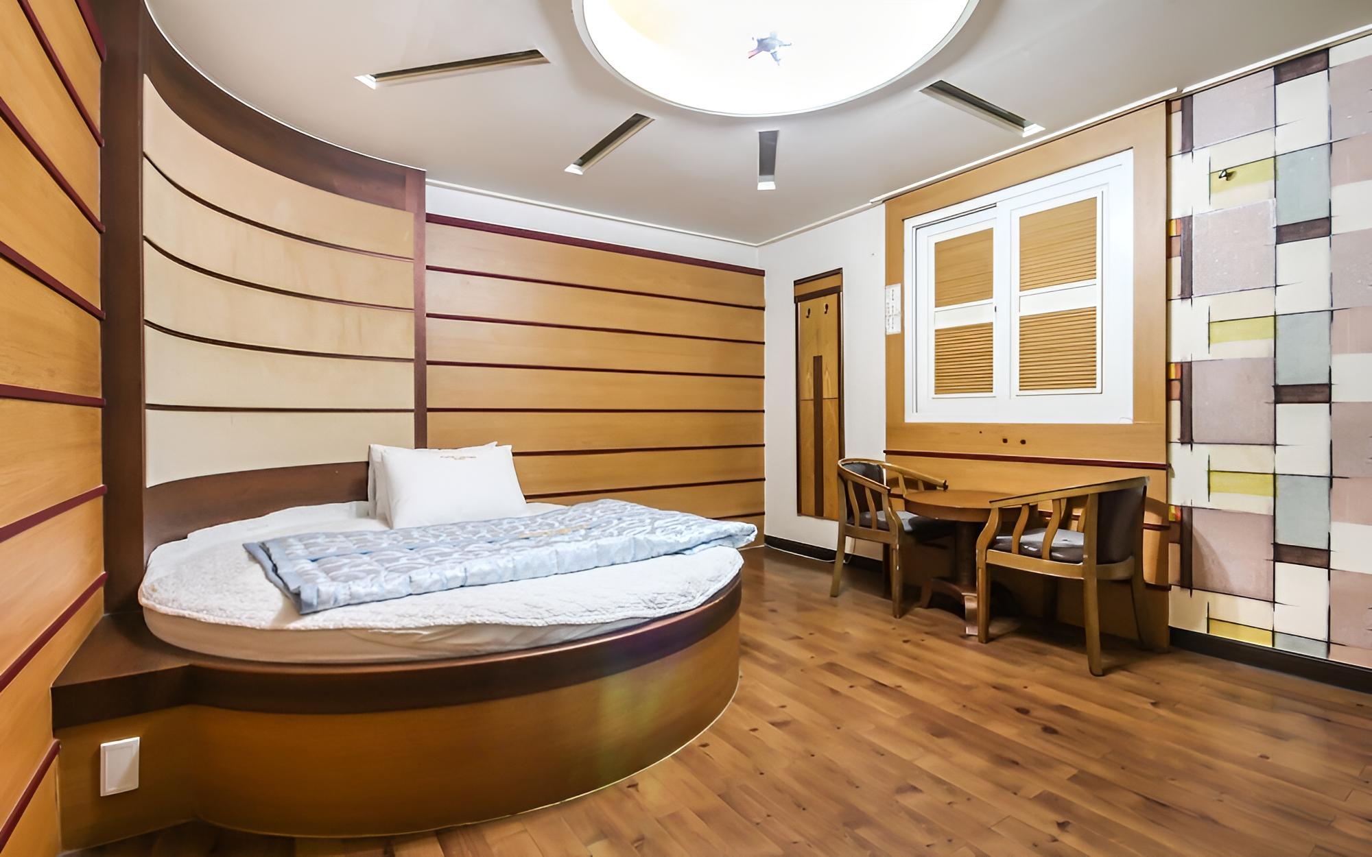 Room (Semi-Suite room (inquire at the front) - Photo 1