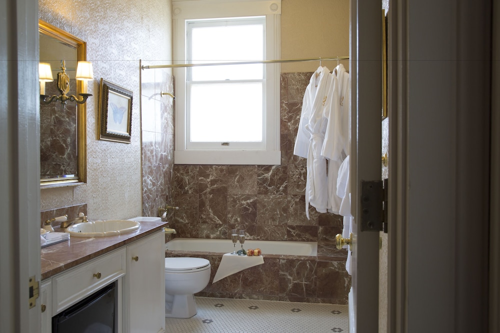 Premium Queen Room - Photo 3