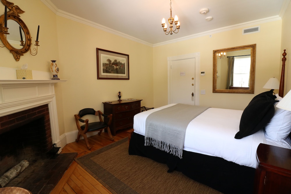 Federal Room, 1  Queen Bed, Claw foot tub and shower, Antique show fireplace photo 3