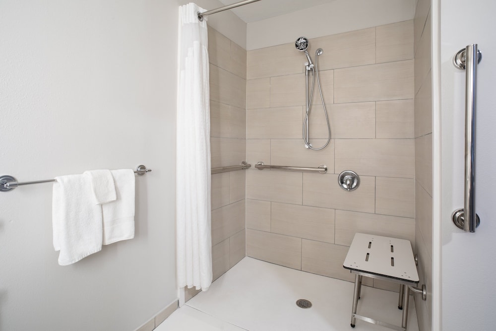 Standard Room, 2 Queen Beds, Accessible (Roll-In Shower) - Photo 7