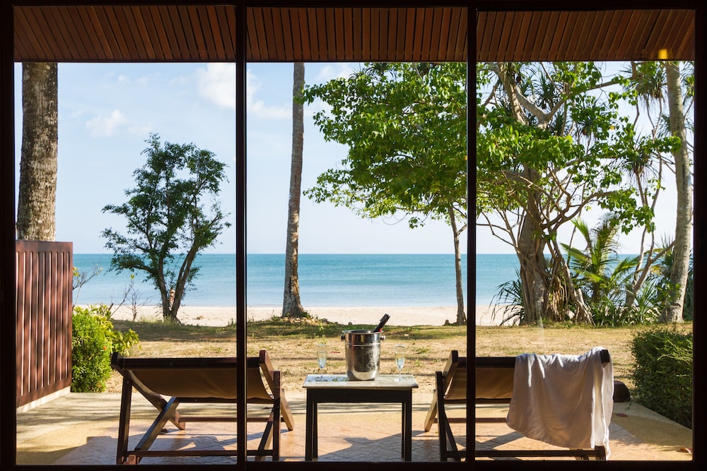 Beachfront Villa photo 2