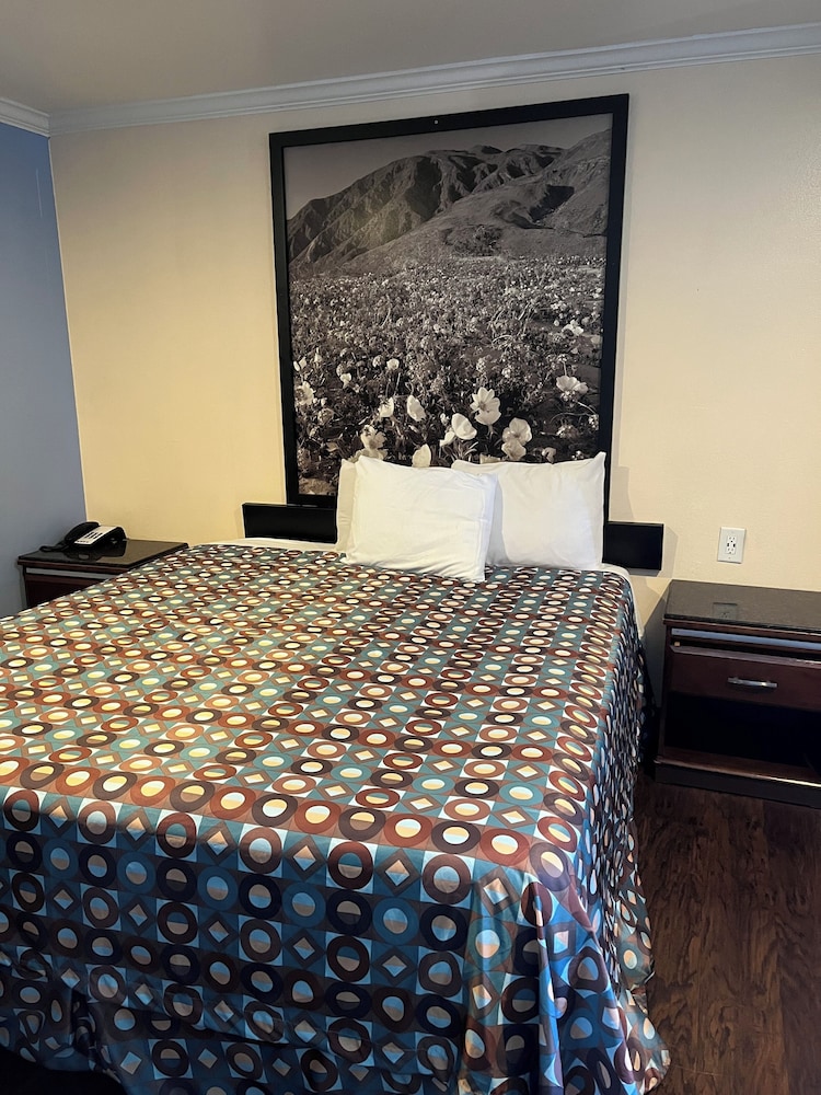 Standard Room, 1 Queen Bed photo 3