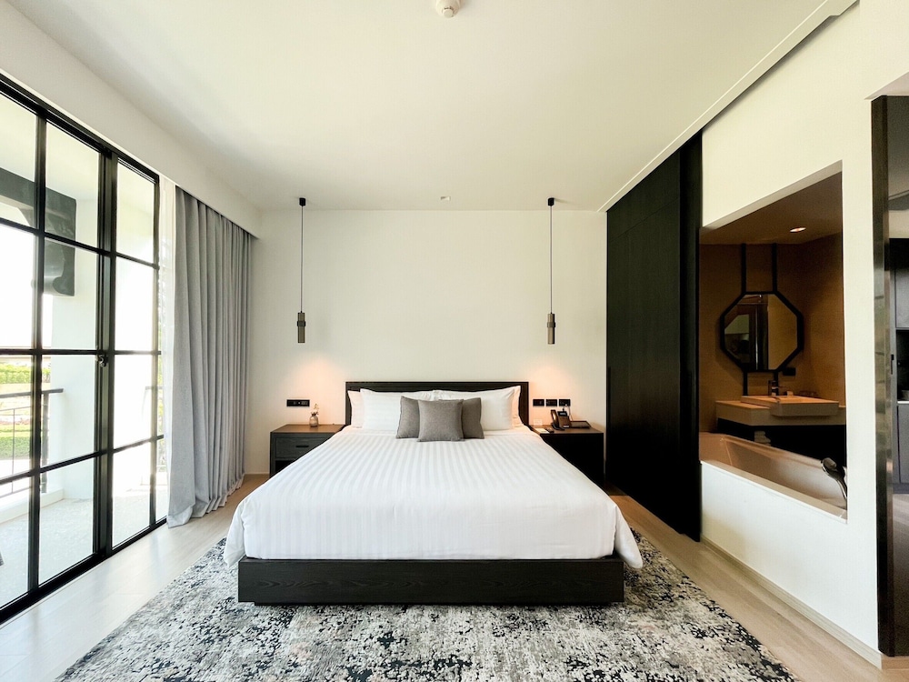 Deluxe Corner with Bathtub - Photo 1