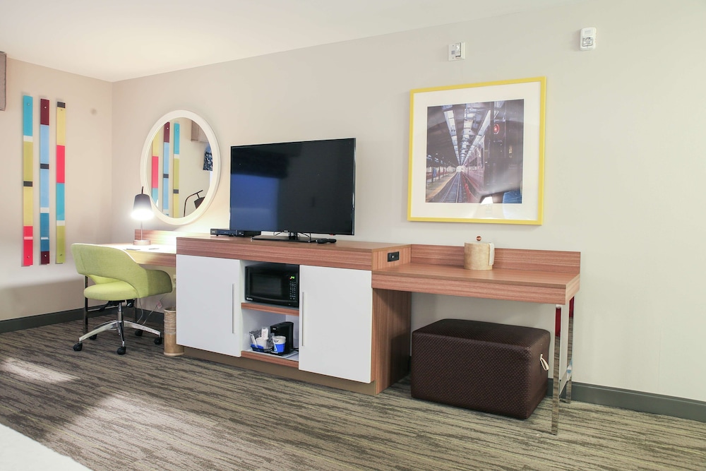 Room, 1 King Bed with Sofa bed, Accessible (Mobility & Hearing, Roll-in Shower) photo 2