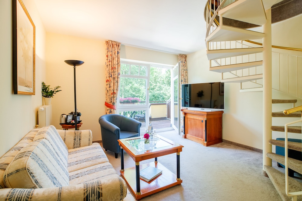 Suite, 1 King Bed, Balcony, Lakeside photo 3