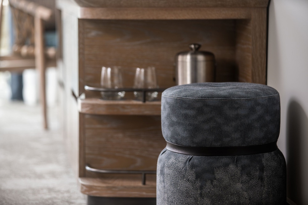 Room, 1 King Bed, Roll-in Shower, Resort View (mobility Accessible, Kukahi)