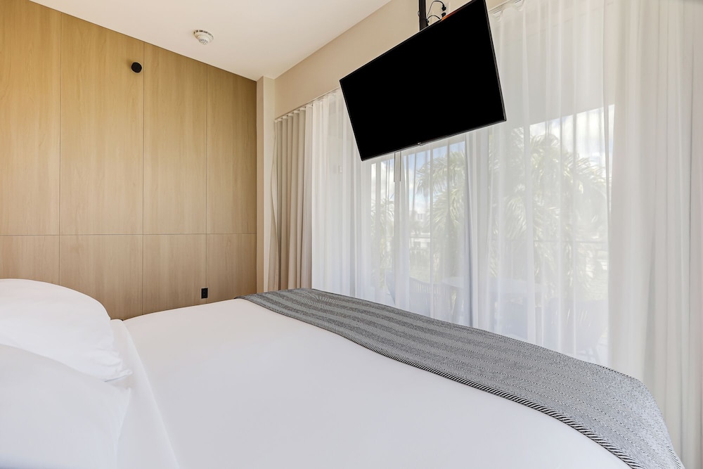 Room, Balcony, Corner thumbnail 5