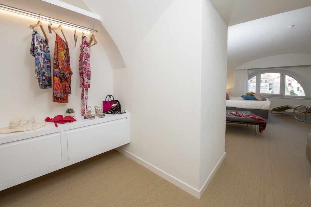 Deluxe Double Room, Bathtub, City View - Photo 3