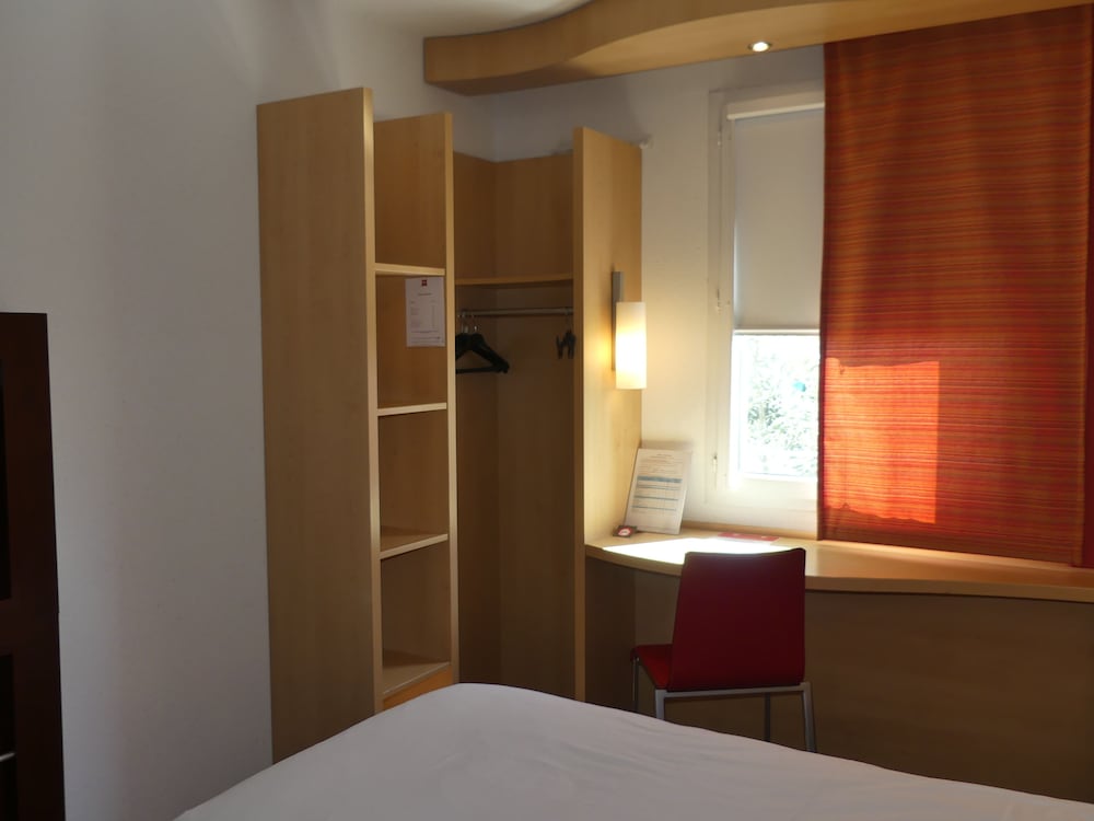 Standard Room, Multiple Beds - Photo 7
