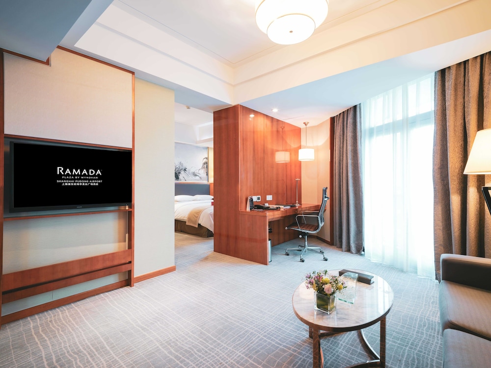 Suite, 1 King Bed, Non Smoking - Photo 2