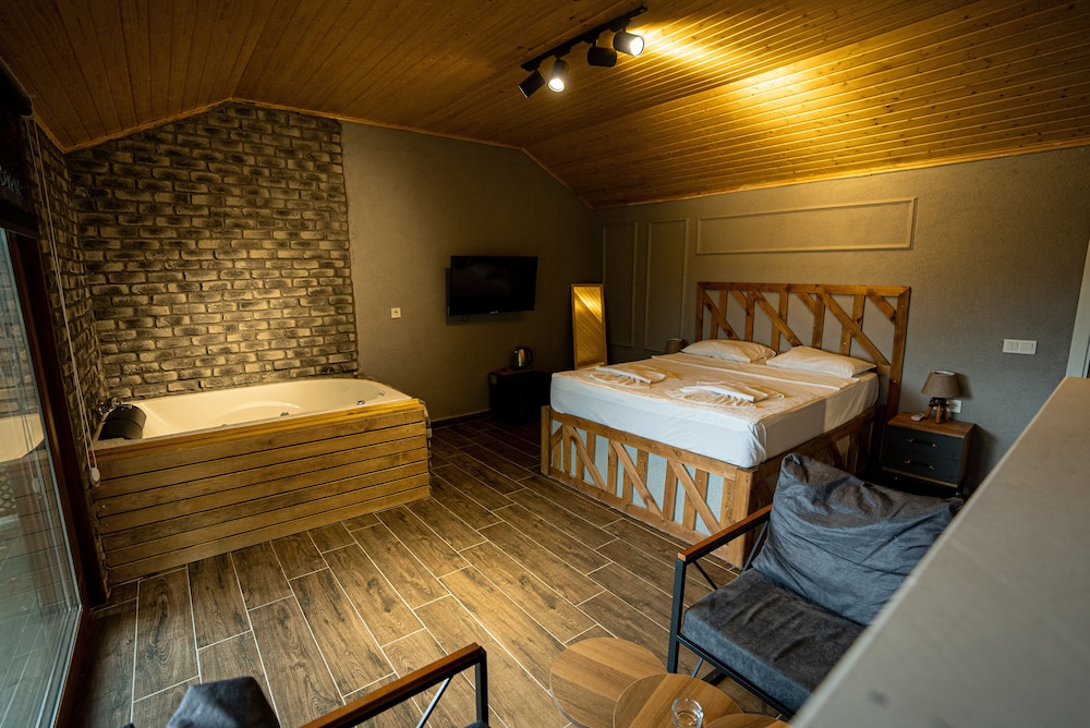 201 - Deluxe Jakuzili Somineli Nehir Manzarali