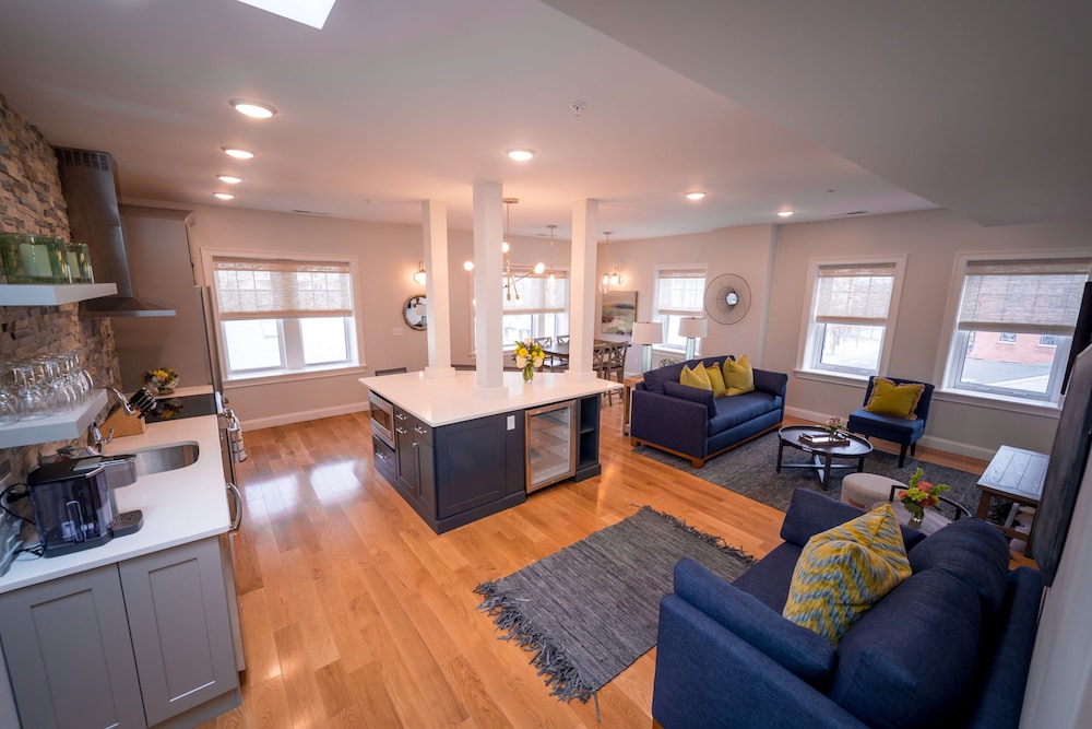 Unit 5 – Luxury Apartment, 3 Bedrooms, Harbor View photo 1