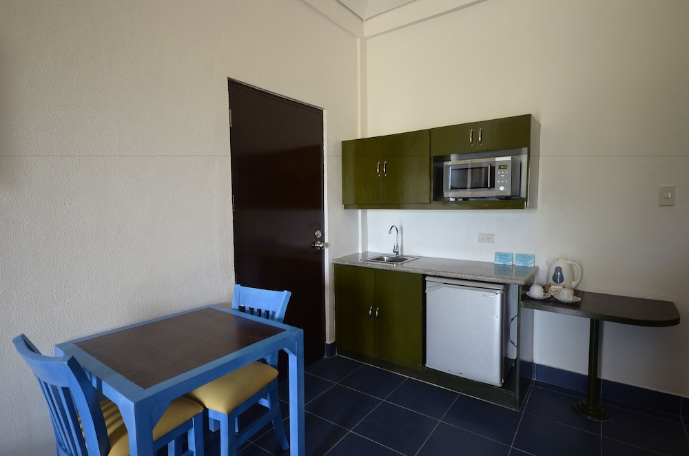 Room, 2 Queen Beds, Non Smoking, Garden View - Photo 9
