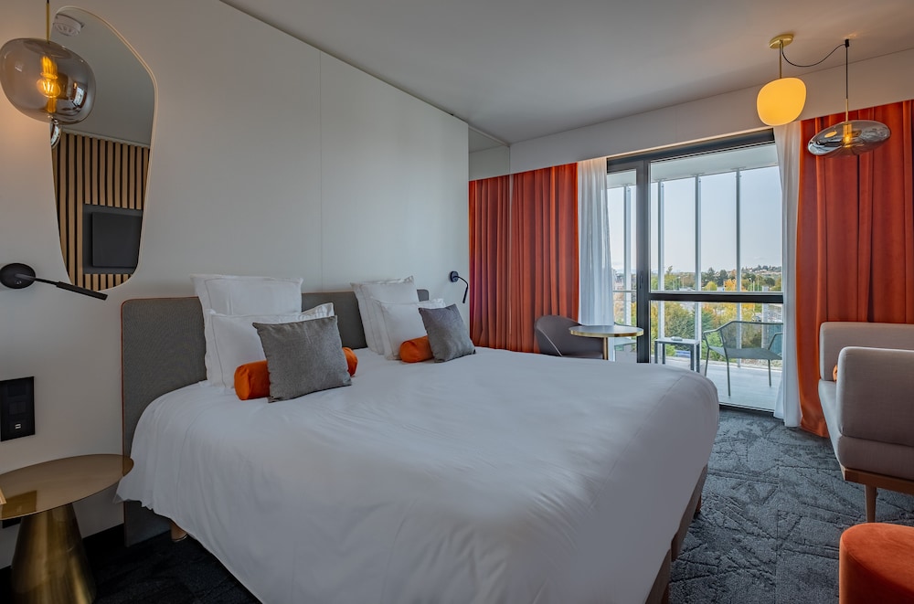 Deluxe Room, 1 King Bed - Photo 1