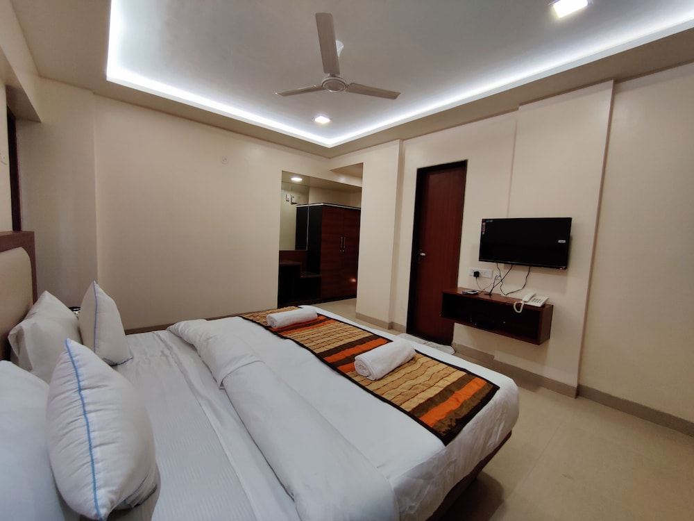 Deluxe Double Room with Balcony - Photo 26