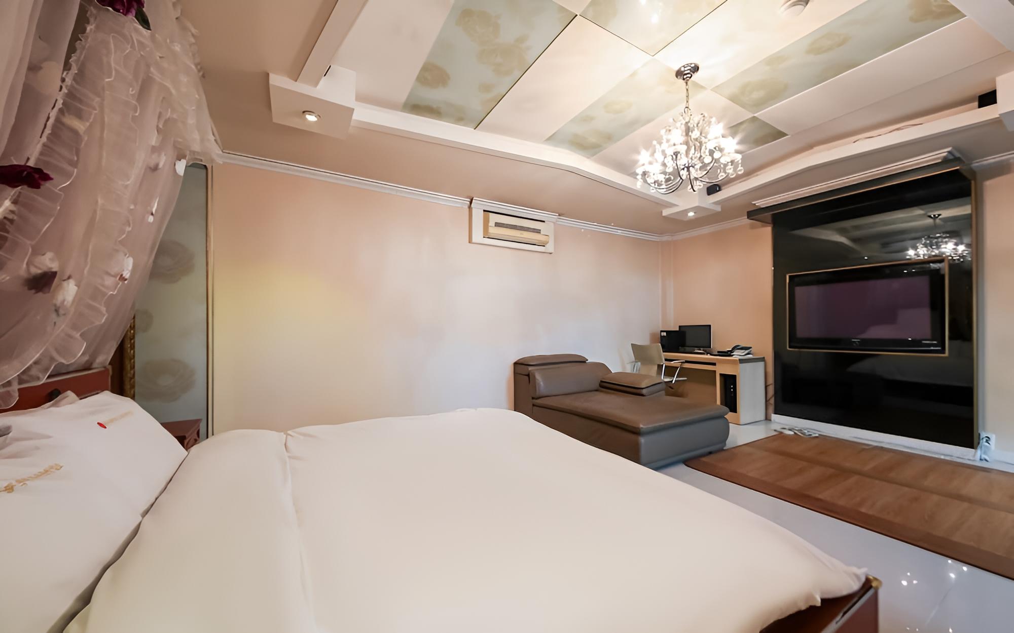 Room (Family Double (4 Person 79 King Bed)) photo 3