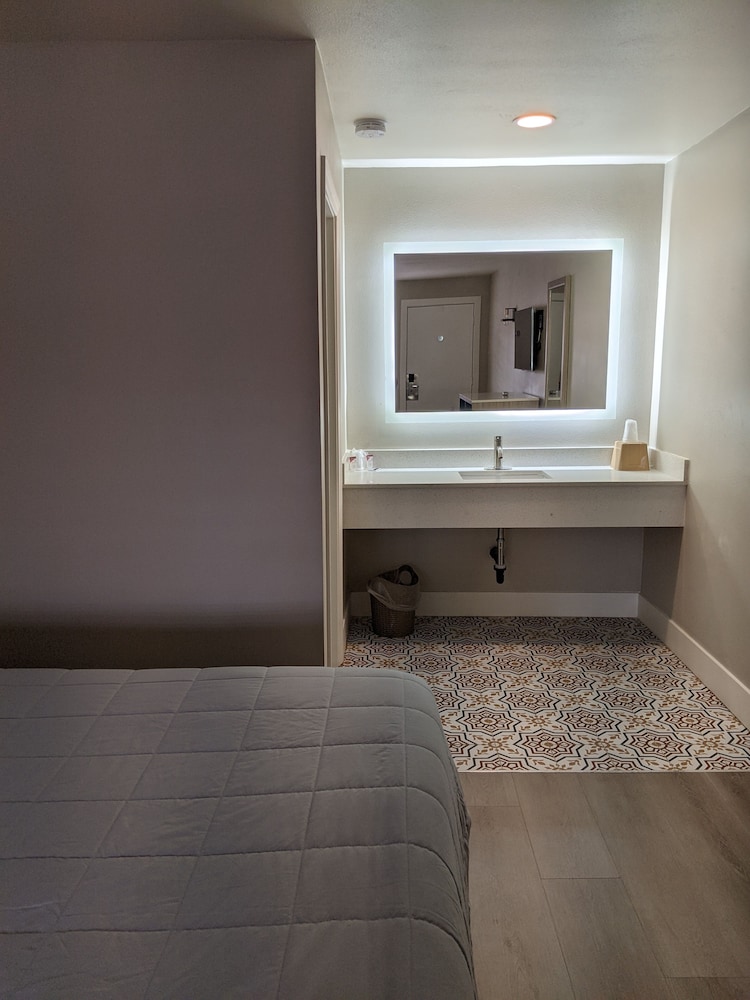 Deluxe Room, 1 King Bed, Non Smoking photo 3