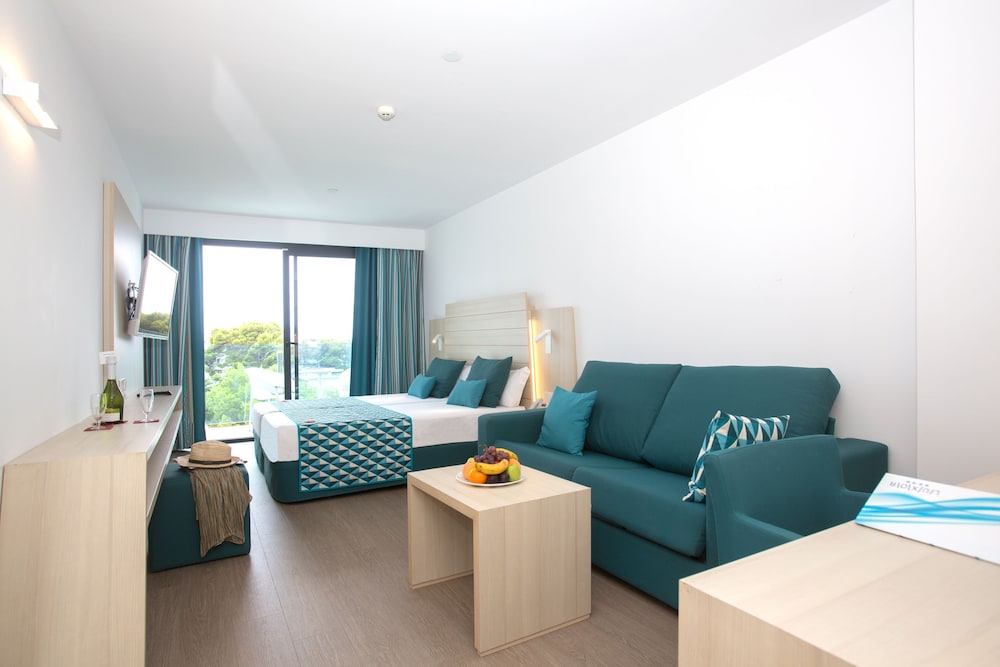Junior Suite, Balcony (2 Adults + 1 Child)