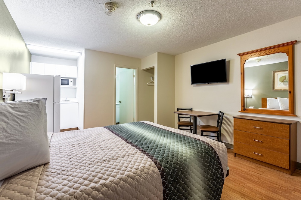 Studio, 1 Queen Bed, Accessible, Smoking - Photo 2