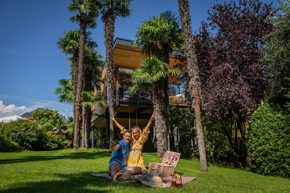 Deluxe Tree House