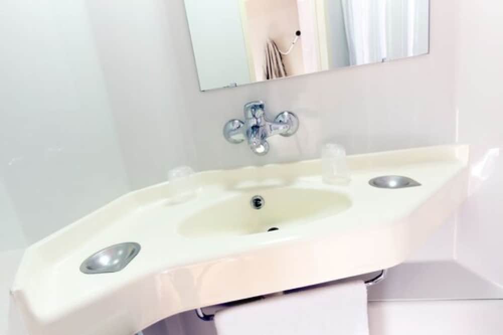 Standard Room, Multiple Beds (1 Double and 1 Single bed) - Photo 3
