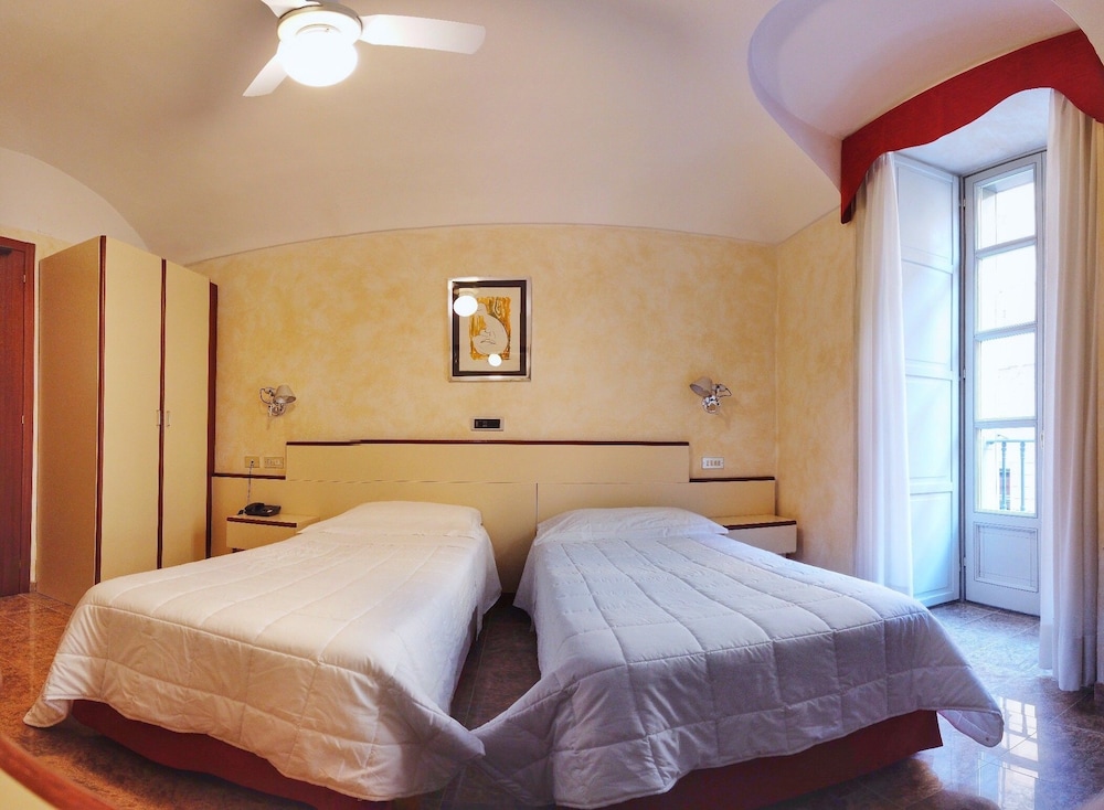 Standard Double Room, 2 Twin Beds - Photo 1