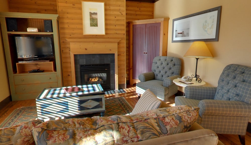 1 BEDROOM 1 KING SUITE UPSTAIRS photo 3