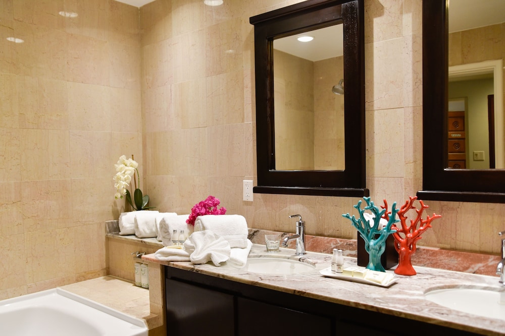 Deluxe Suite, 1 King Bed, Kitchenette, Ocean View photo 3