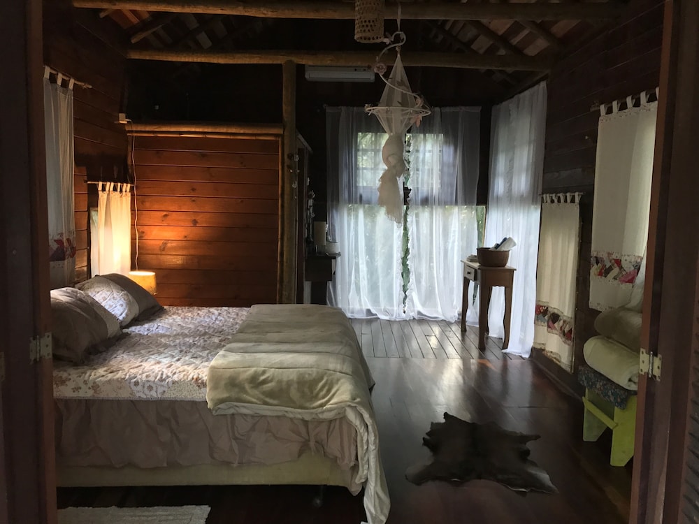 Deluxe Cabin, 1 King Bed, Garden View, Corner photo 2