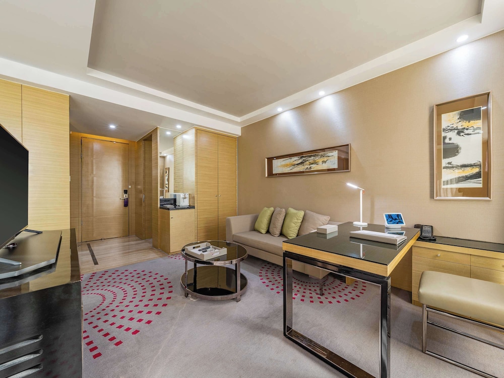 Deluxe Suite, 1 King Bed - Photo 1