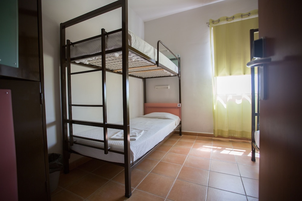 Shared Dormitory, Mixed Dorm (4 pax) photo 1