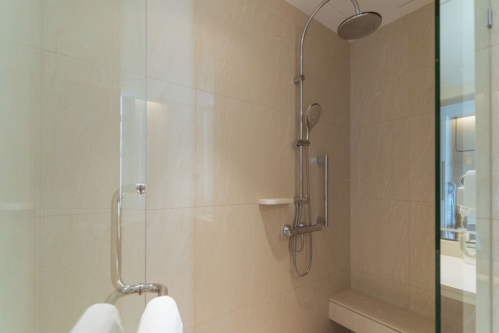 Grand Deluxe Suite Room - Photo 13