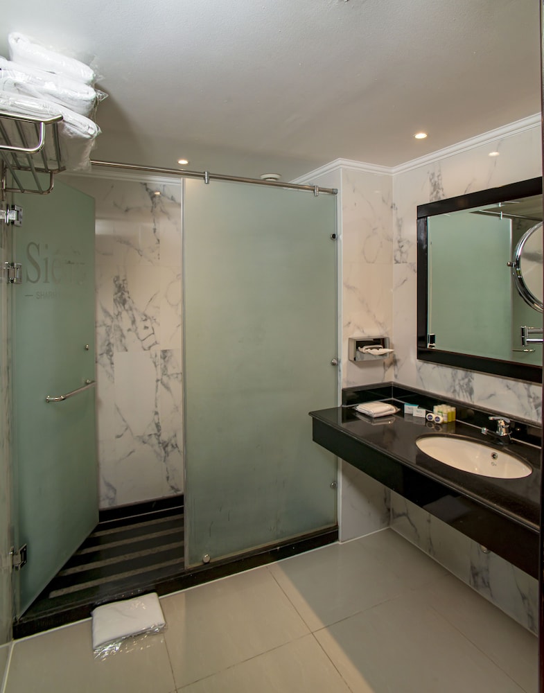 Standard Room, 3 Twin Beds, Pool View - Photo 5