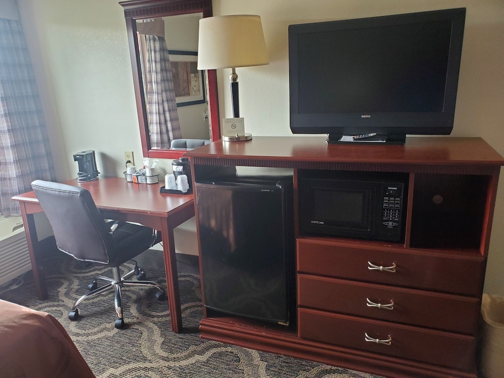 Standard Room, 1 King Bed, Non Smoking - Photo 2
