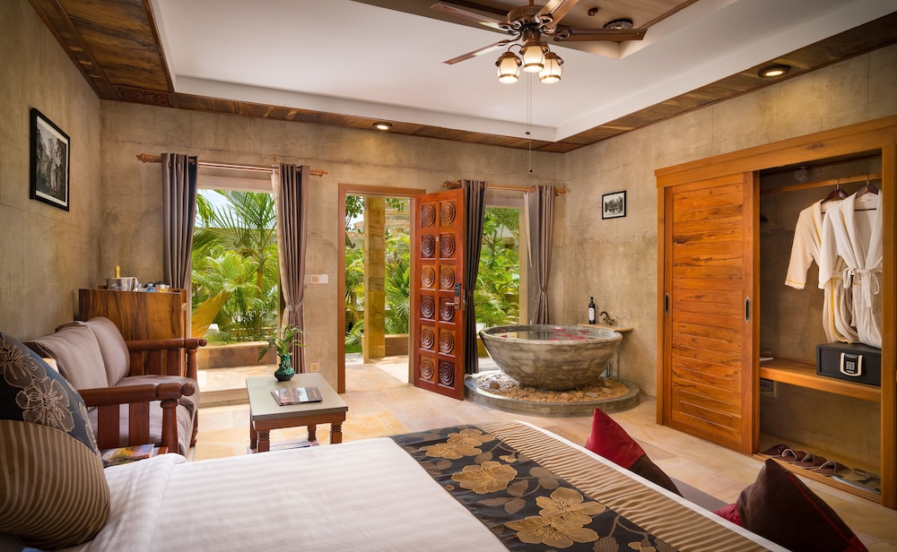 Luxury Suite, Pool View