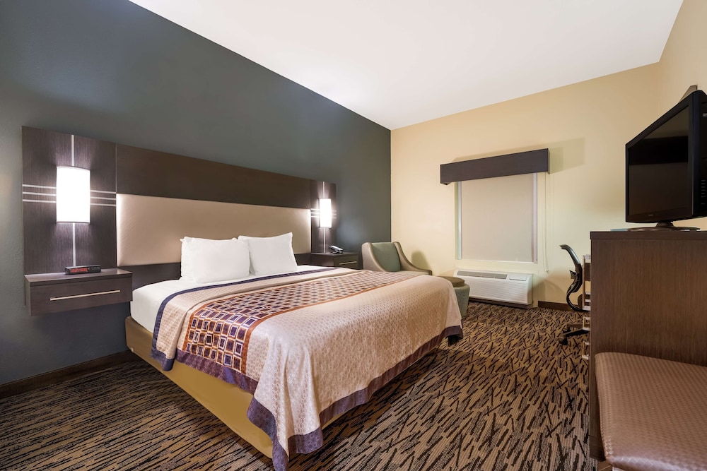 Standard Room, 1 King Bed, Accessible, Non Smoking - Photo 1