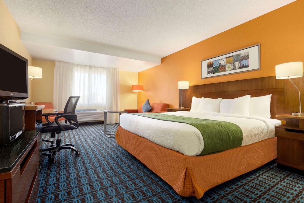 Suite, 1 King Bed, Non Smoking - Photo 2