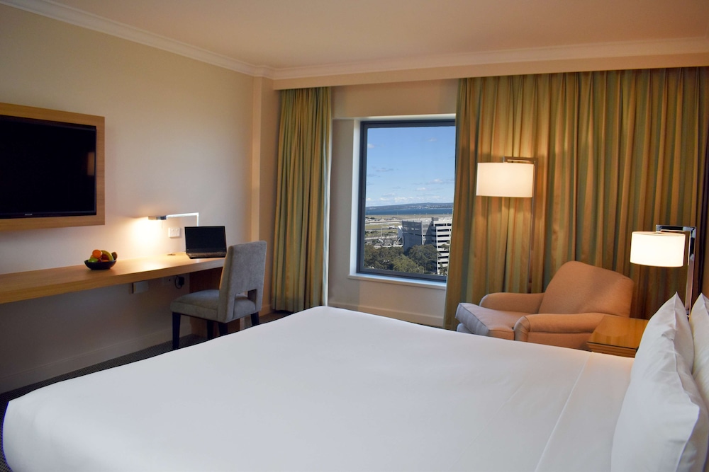 Deluxe King, Airport View (7 Nights Parking Included Package)