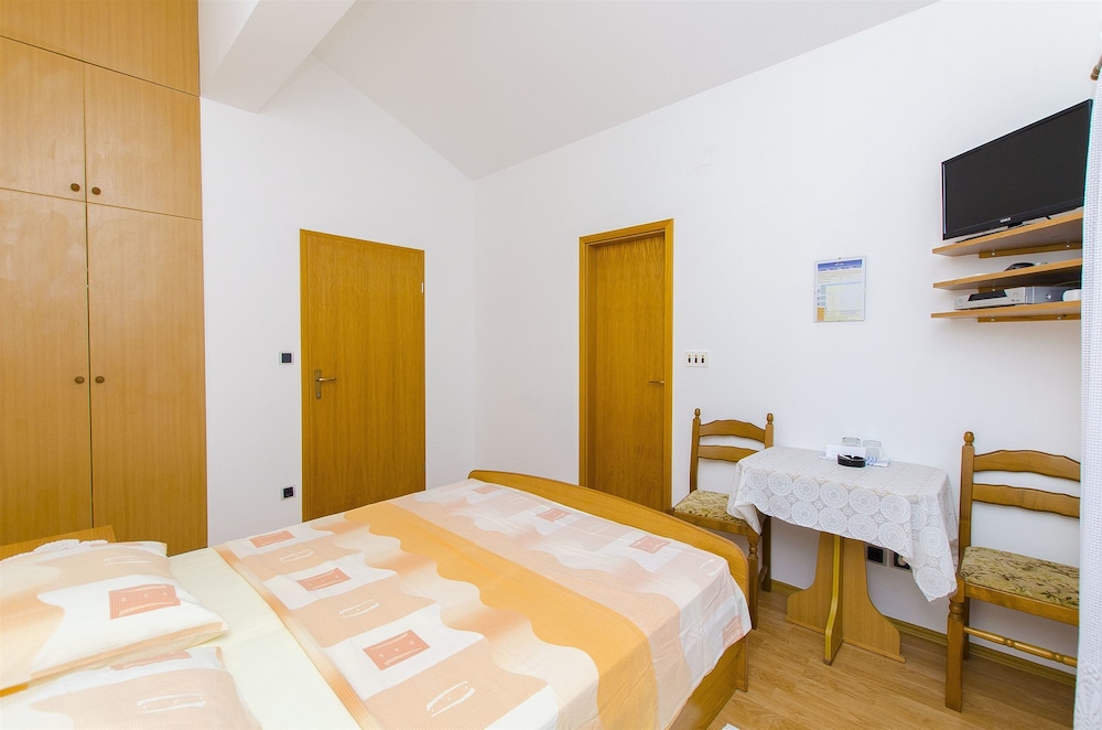 Room (S13)