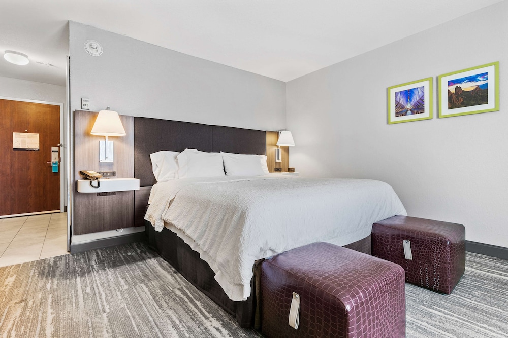 Standard room with king bed - Photo 1