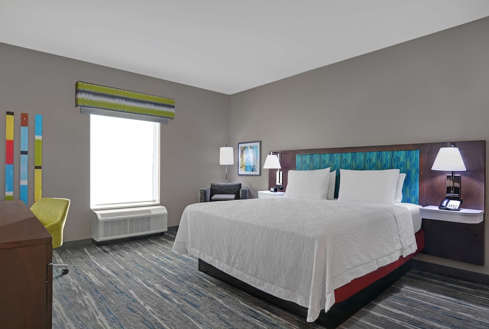 Studio, 1 King Bed, Refrigerator & Microwave (Wet bar) - Photo 3