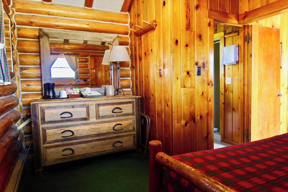 Cabin, 2 Double Beds (Rustic, bathroom) photo 3
